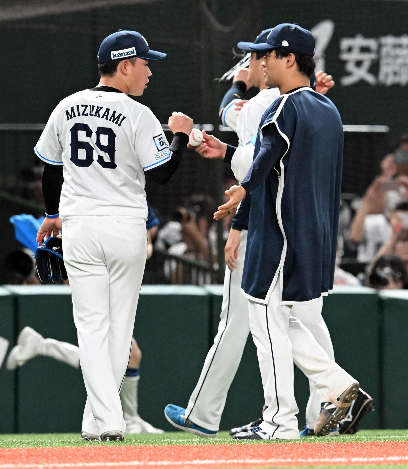 西武対日本ハム　今季初セーブを挙げた水上（左）は松本からウイニングボールをもらう（撮影・たえ見朱実）