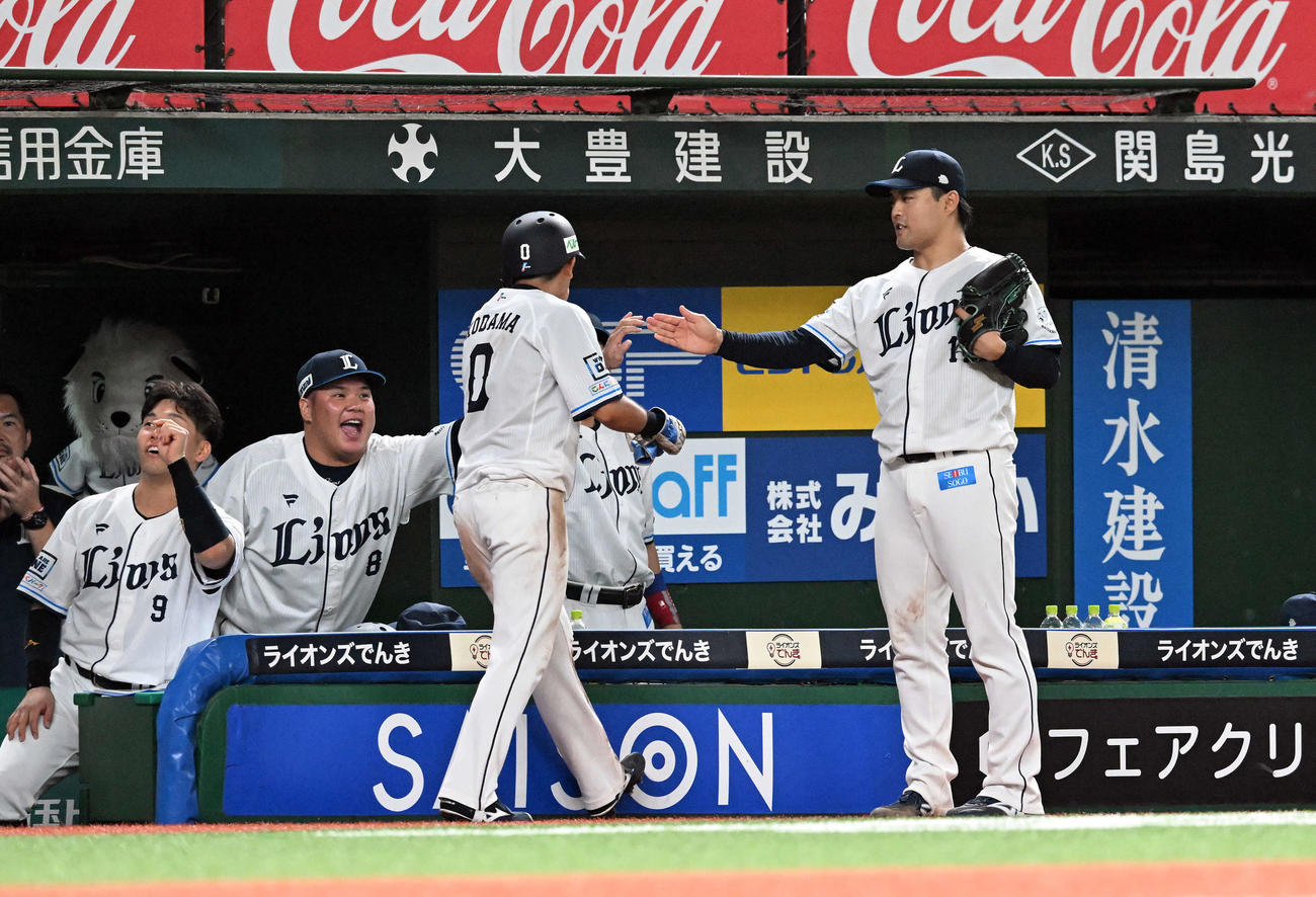 西武対日本ハム　6回裏西武2死満塁、源田の2点適時二塁打で生還した児玉を迎える松本（撮影・たえ見朱実）