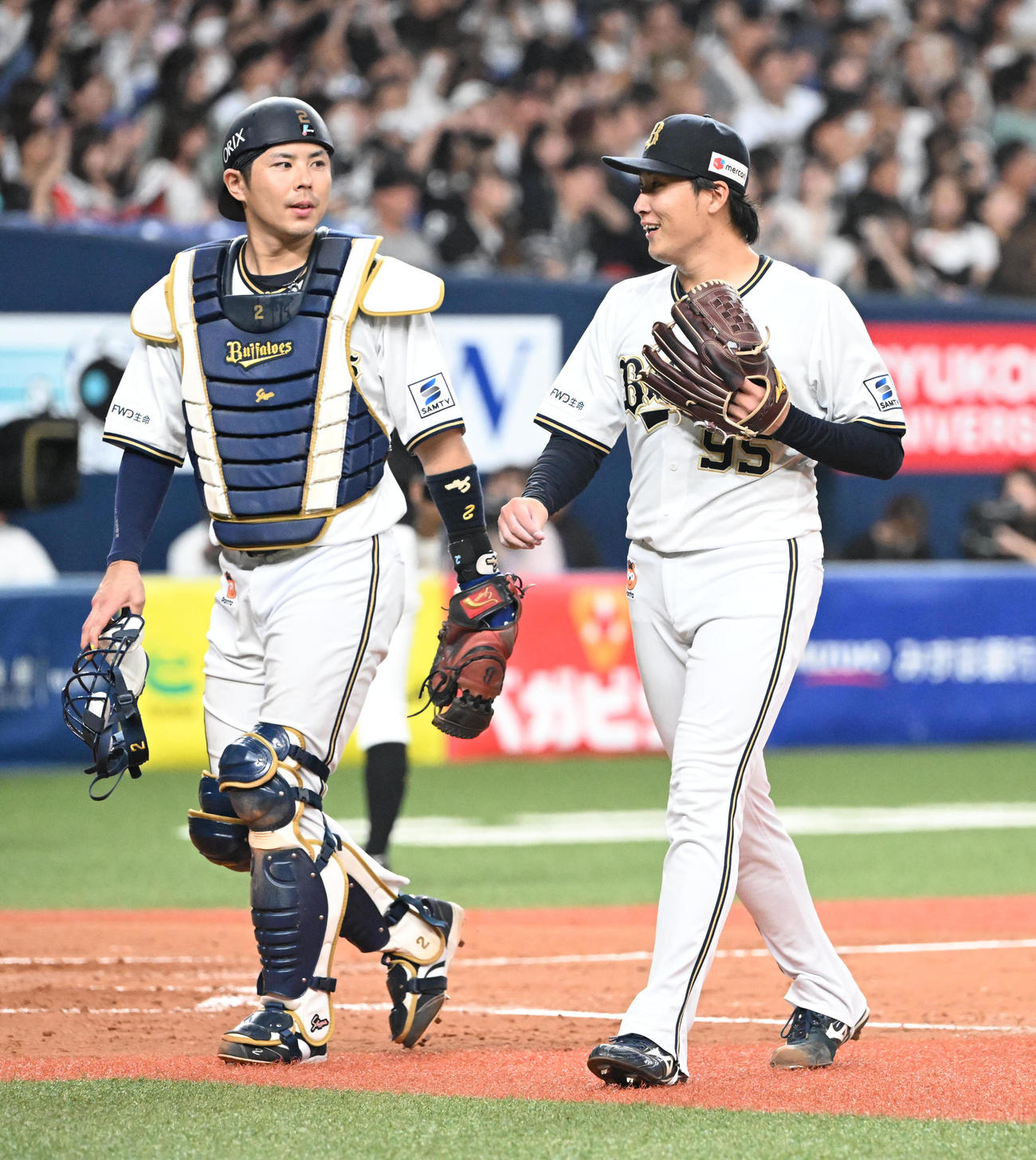 オリックス対ロッテ　5回表ロッテ2死満塁、山口を左飛に打ち取り笑顔で若月（左）とベンチに戻る東（撮影・和賀正仁）
