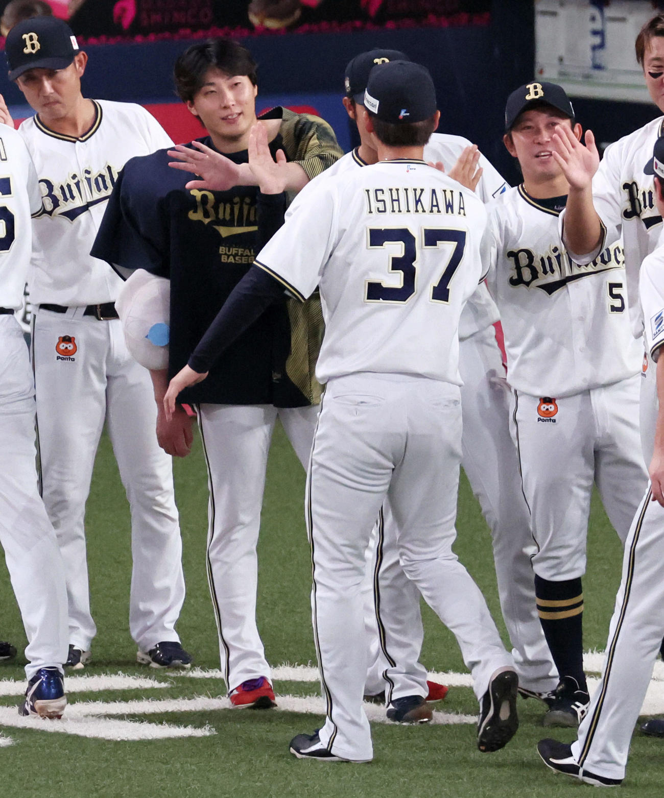 オリックス対ロッテ　ロッテに勝利し若月らナインを出迎える東（左から2人目）（撮影・加藤哉）