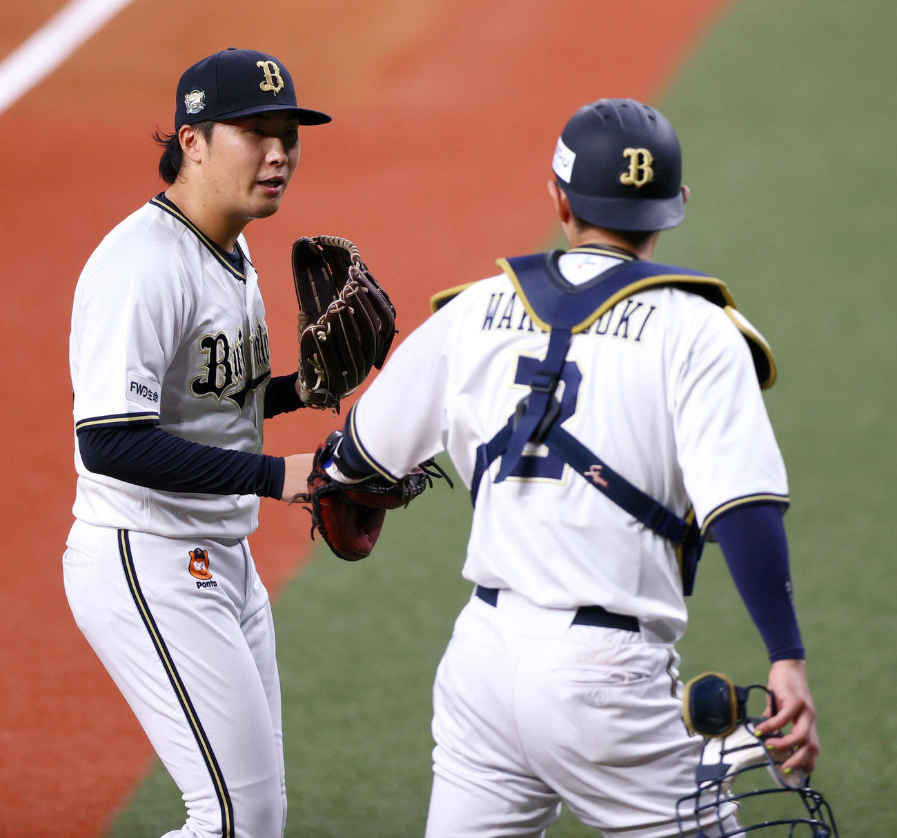 オリックス対ロッテ　1回表終了後、ベンチに引き揚げるオリックス先発東（左）と捕手若月（撮影・上山淳一）