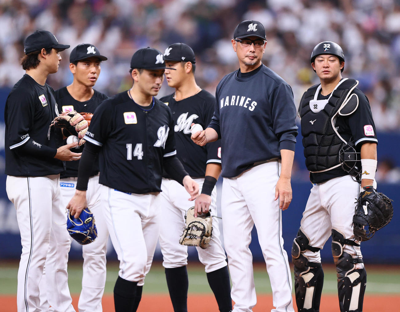オリックス対ロッテ6回裏オリックス1死二、三塁、吉井監督（右から2人目）は小島（左から3人目）の交代を告げマウンドに上がる（撮影・上山淳一）