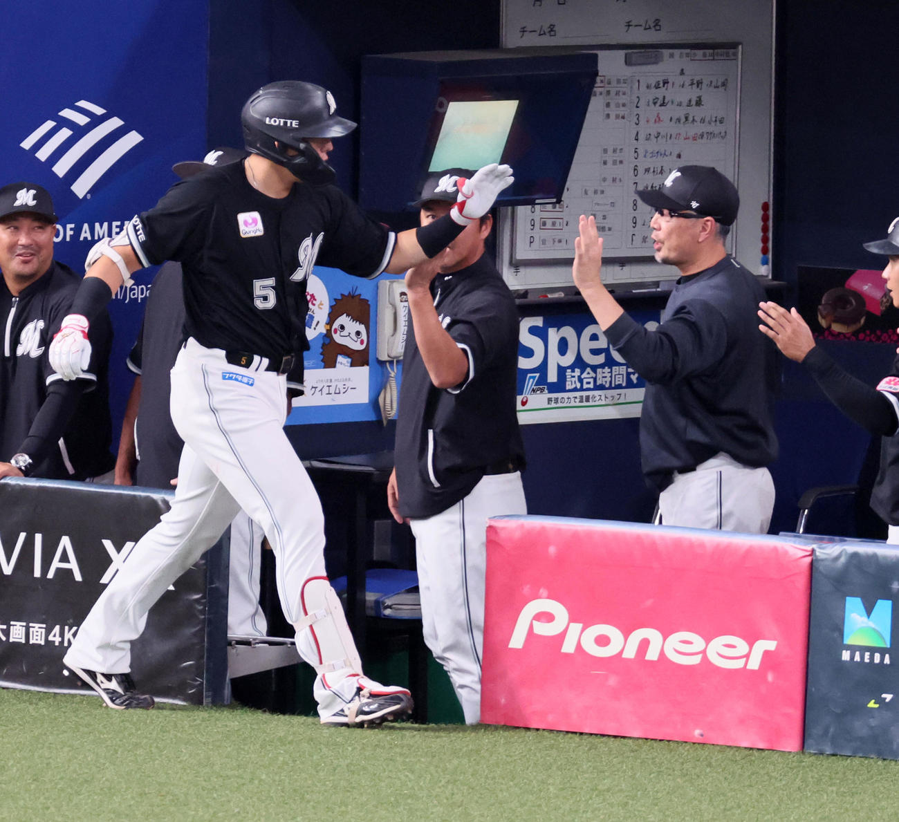 オリックス対ロッテ　9回表ロッテ1死、左越えソロ本塁打を放った安田（左）はベンチで吉井監督とタッチする（撮影・加藤哉）