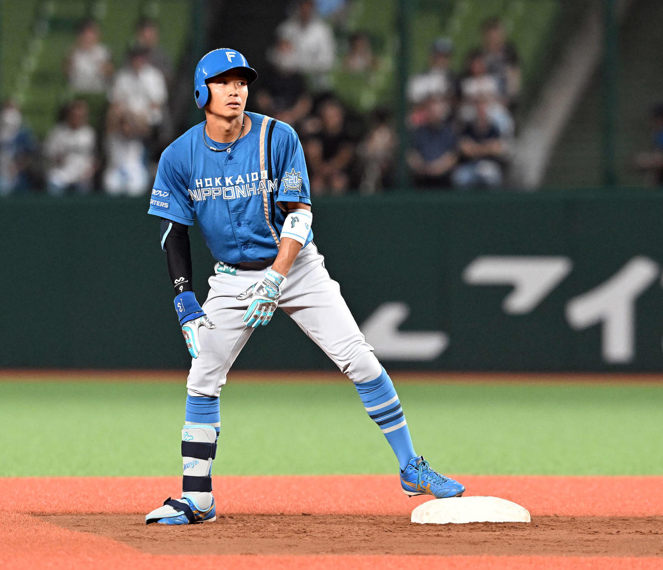 西武対日本ハム　2回表日本ハム2死一、二塁、右前に適時打を放った中島（撮影・たえ見朱実）