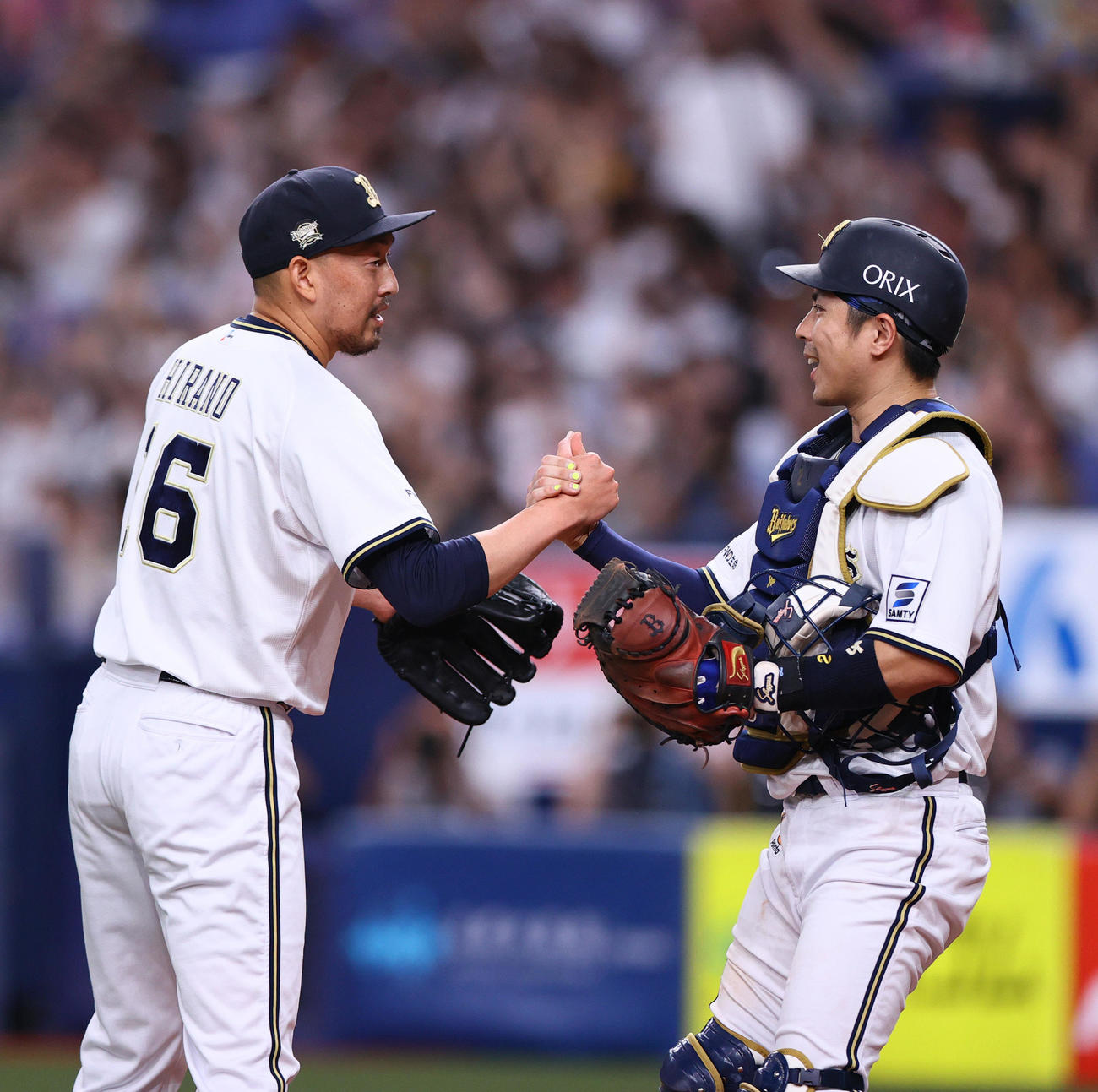 オリックス対ロッテ　試合を締めたオリックス平野佳（左）は若月とガッチリ握手する（撮影・上山淳一）