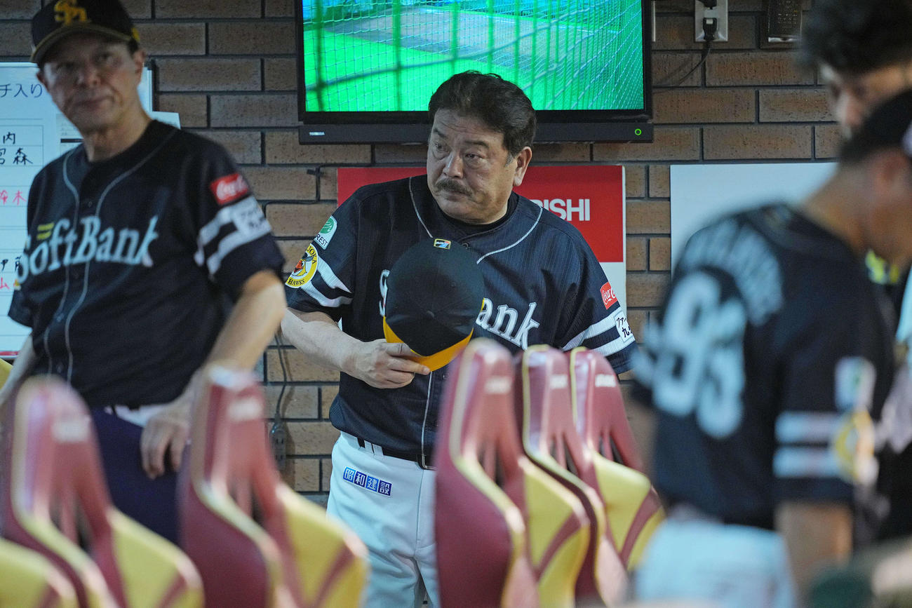楽天対ソフトバンク　楽天に敗れグラウンドに一礼して引き揚げるソフトバンク藤本監督（中央）（撮影・垰建太）