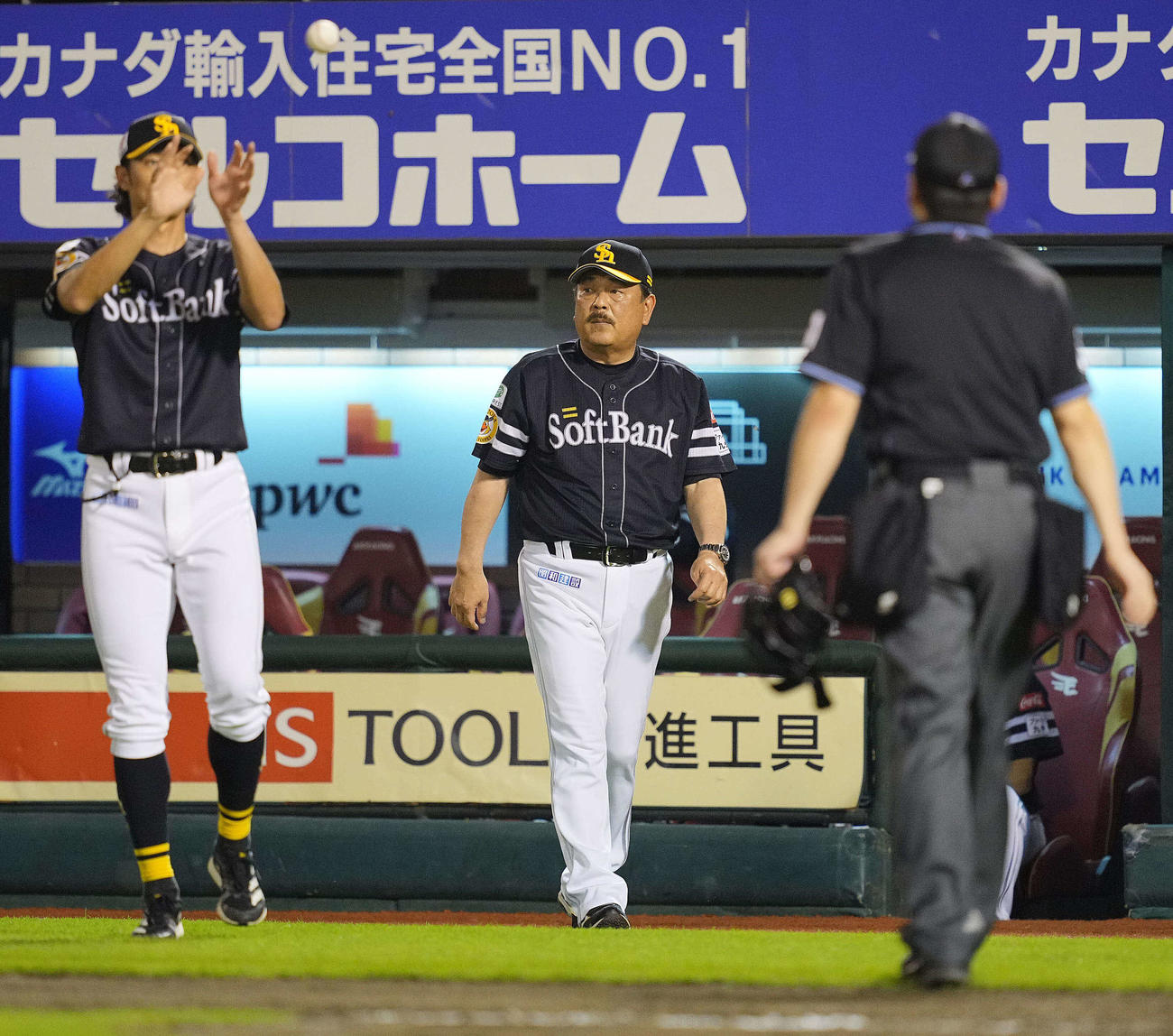 楽天対ソフトバンク　7回裏楽天2死二塁、投手交代を告げにベンチを出る藤本監督（中央）（撮影・垰建太）