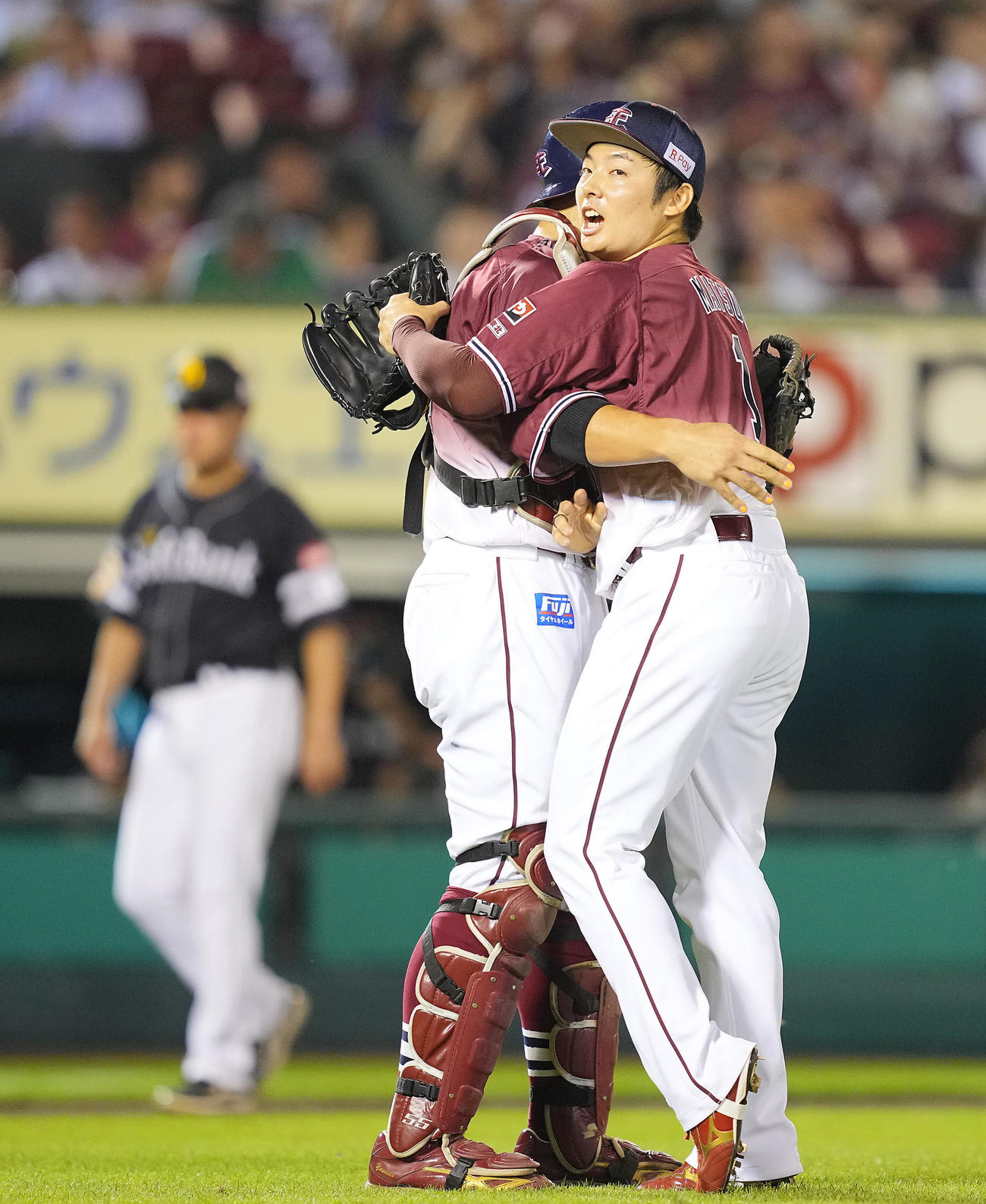 楽天対ソフトバンク　9回表ソフトバンクの攻撃を無失点で締めた松井（右）は安田と抱き合う（撮影・垰建太）