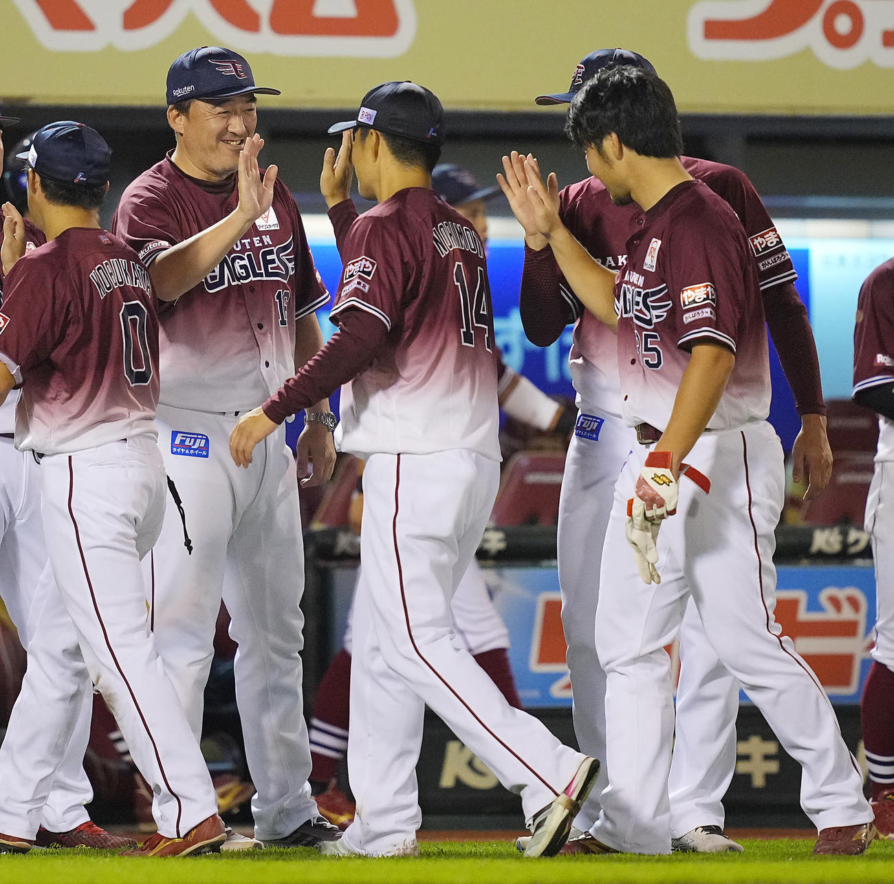 楽天対ソフトバンク　ソフトバンクに勝利し笑顔で楽天則本（中央）らナインを出迎える石井監督（左）（撮影・垰建太）