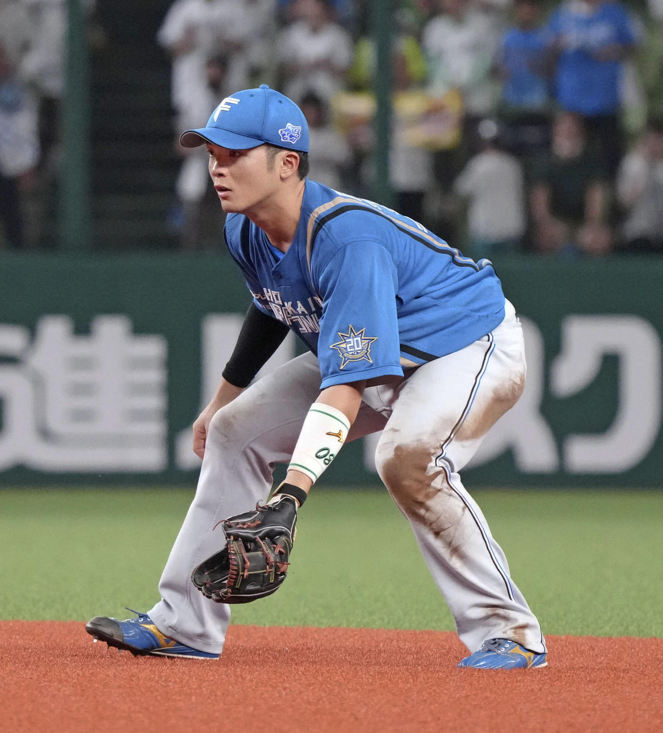 プロで初めて二塁手として出場した日本ハム郡司（共同）
