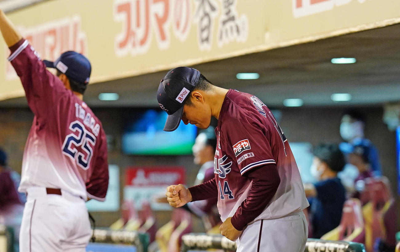 楽天対ソフトバンク　7回裏楽天2死一、三塁、村林の適時二塁打で盛り上がるベンチの中、力を込めて静かに拳を握る則本（撮影・垰建太）