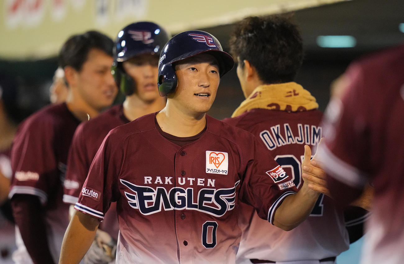 楽天対ソフトバンク　7回裏楽天2死二塁、村林の適時二塁打で生還しナインの出迎えを受ける小深田（中央）（撮影・垰建太）