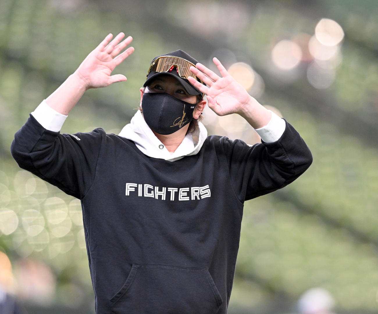 西武対日本ハム　ファンの声援に応える日本ハム新庄監督（撮影・たえ見朱実）