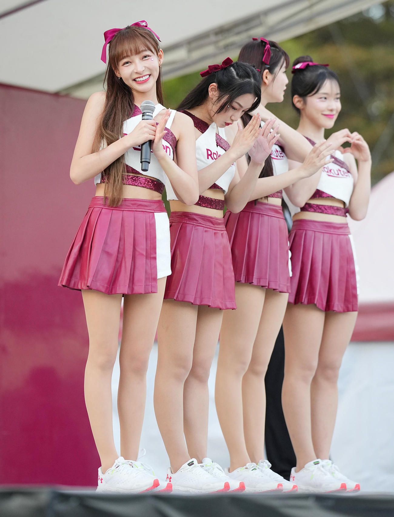 楽天対ソフトバンク　試合前ステージでファンと交流する楽天ガールズのリンシャン（左）ら（撮影・垰建太）