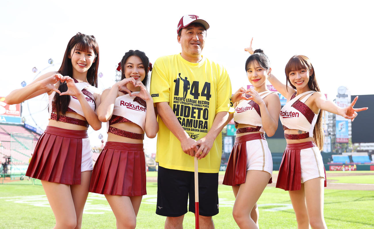楽天対ソフトバンク　試合前、楽天石井監督（中央）を囲み写真に納まる楽天ガールズ。左からフェイフェイ、リーユン、1人おいてイ・ダヘ、リンシャン（撮影・垰建太）