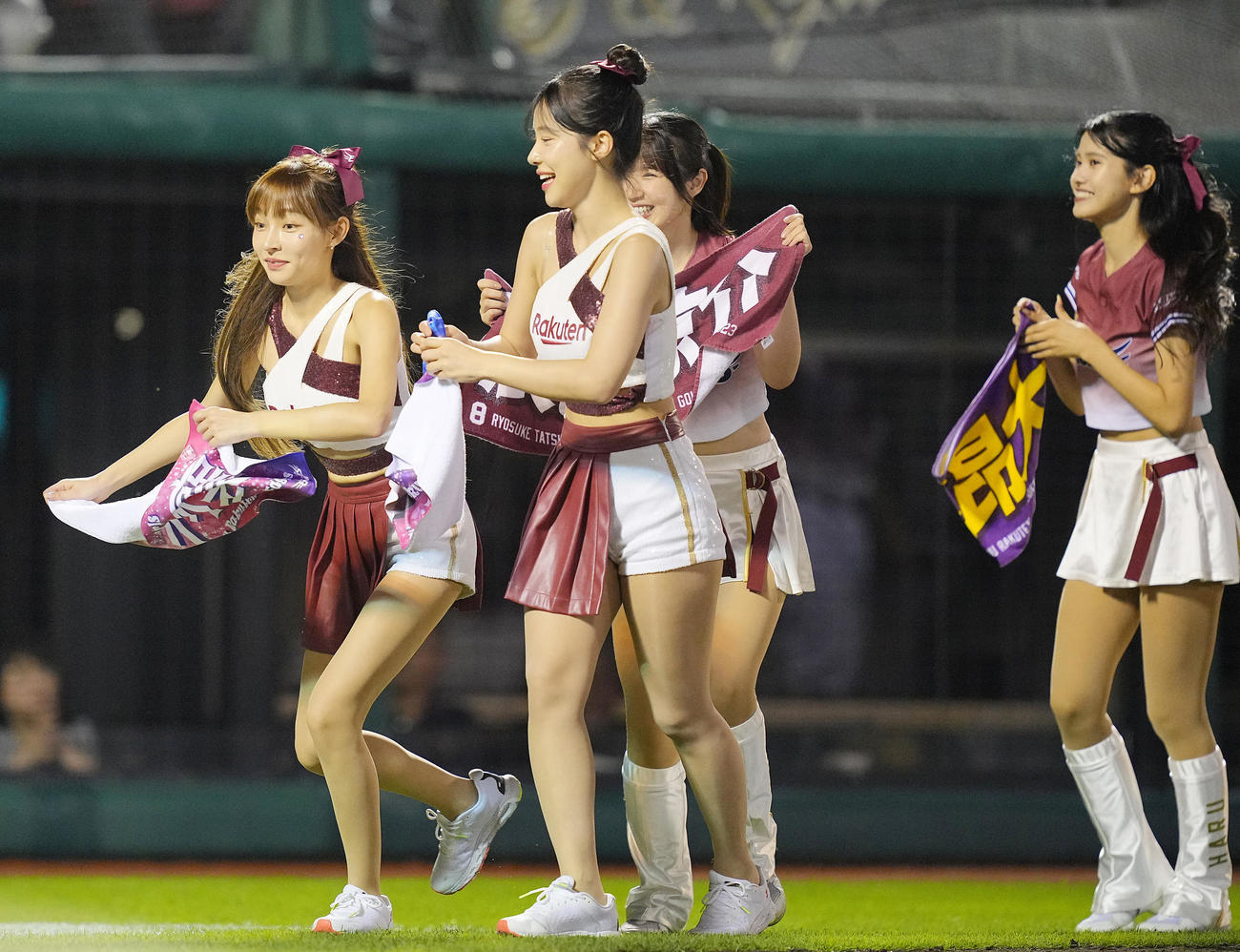 楽天対ソフトバンク　イニング間でパフォーマンスを終え引き揚げる方向を間違えあわてる楽天ガールズのリンシャン（左）（撮影・垰建太）