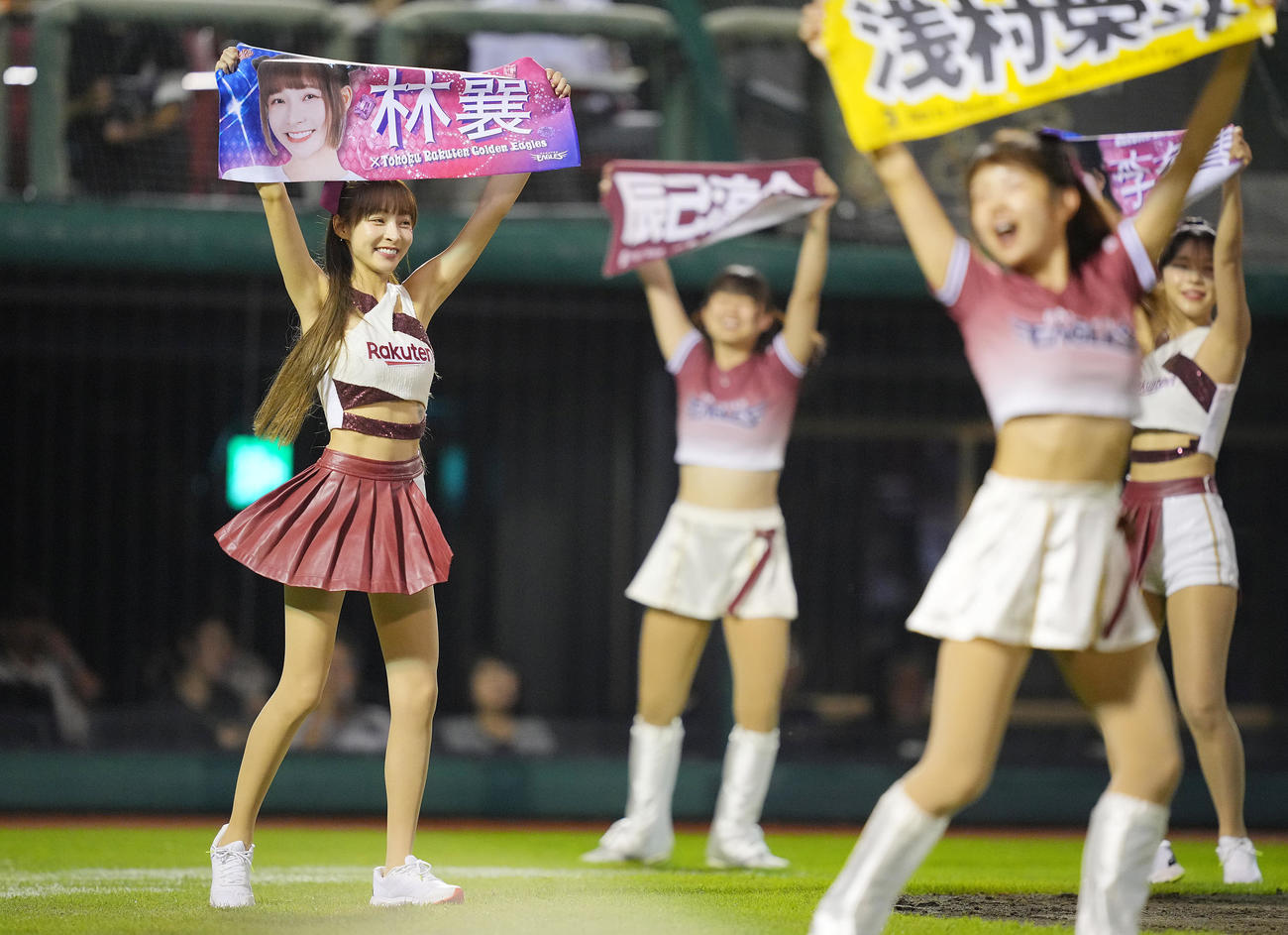 楽天対ソフトバンク　イニング間にパフォーマンスする楽天ガールズのリンシャン（左）ら（撮影・垰建太）