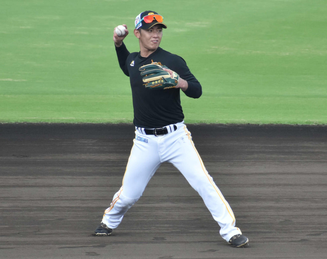 遊撃の位置でノックを受ける今宮（撮影・只松憲）