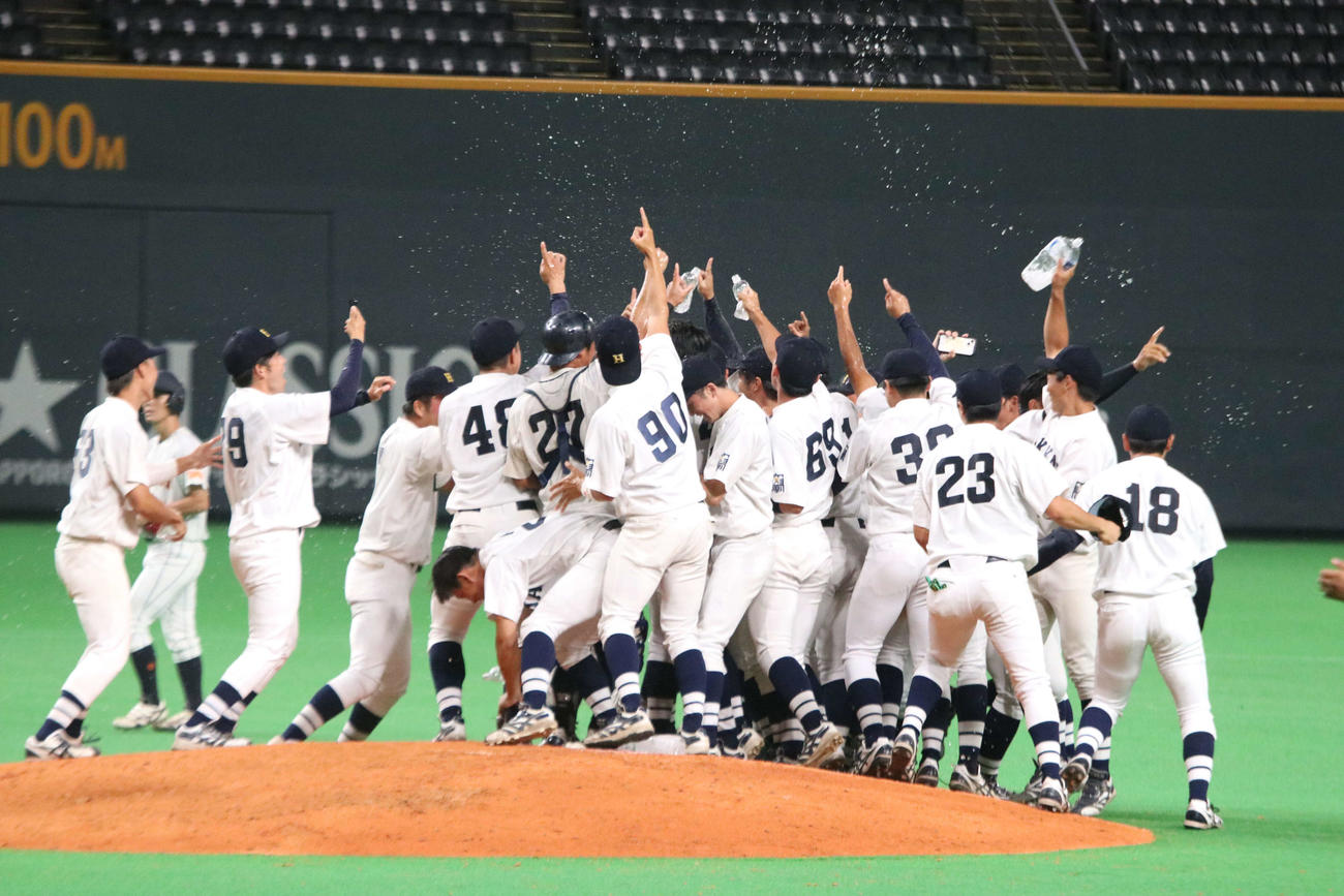 札幌大谷大対北海学園大　優勝を決め喜ぶ北海学園大の選手たち（撮影・山崎純一）