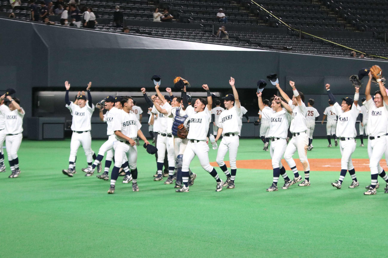 札幌大谷大対北海学園大　優勝を決め喜ぶ北海学園大の選手たち（撮影・山崎純一）