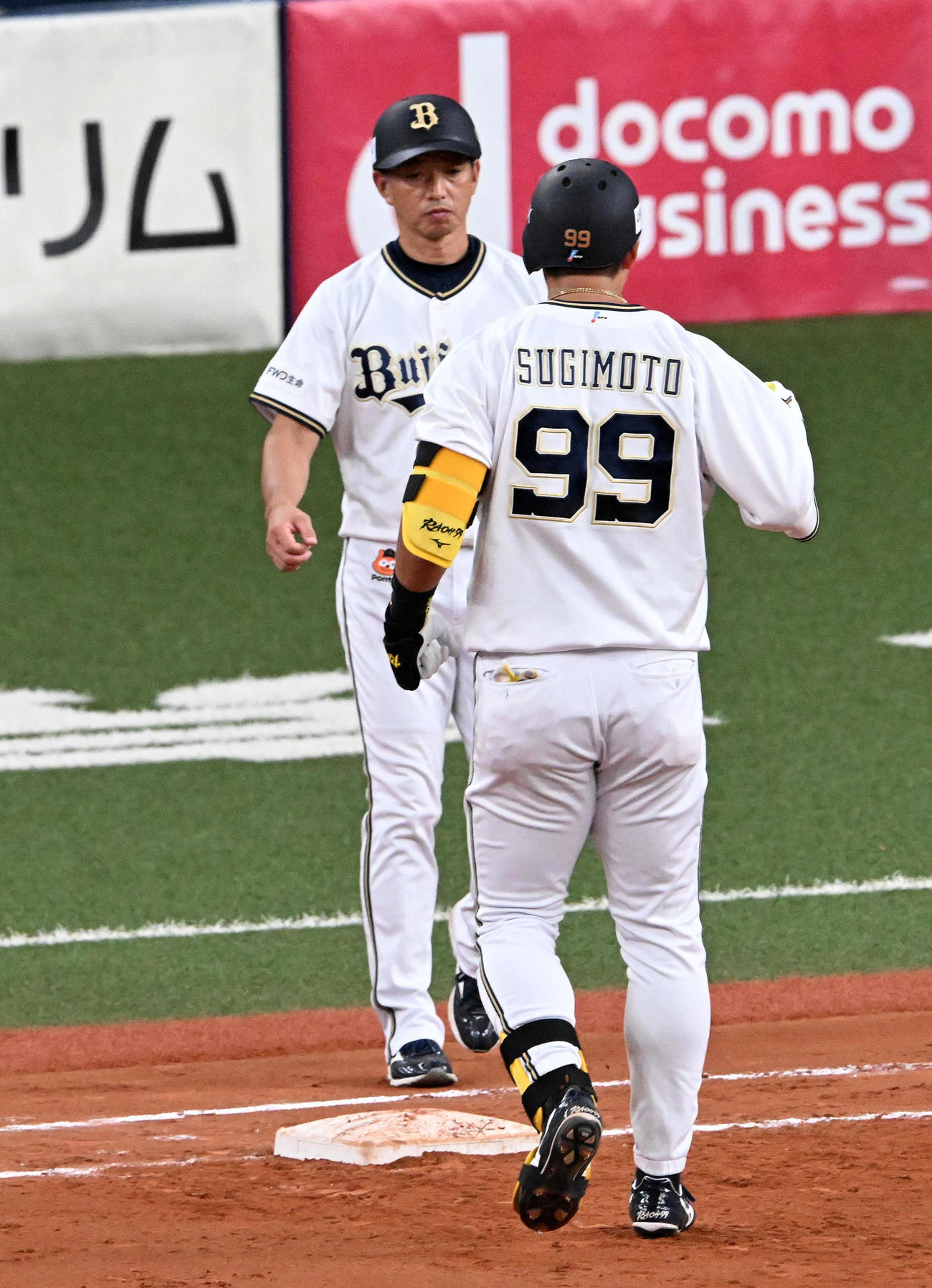 オリックス対ロッテ　7回表オリックス2死二塁、中前適時打を放った杉本（背中）を迎える田口コーチ（撮影・前岡正明）