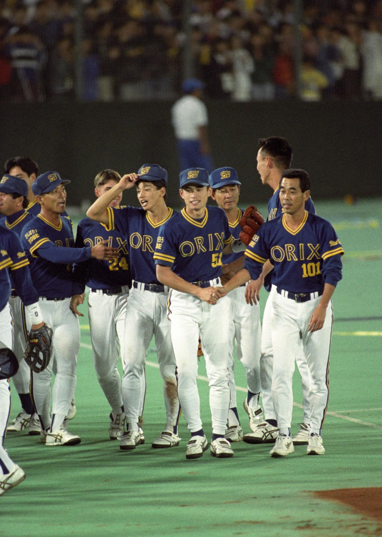 95年9月、パ・リーグ優勝を決め駆け寄る田口壮（中央）とイチローらオリックスナイン