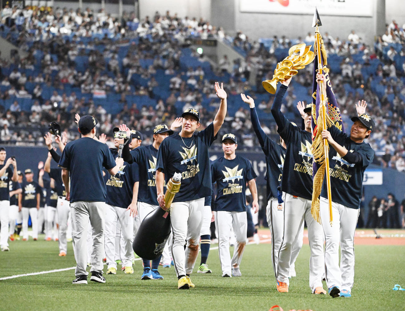 ペナントを手にに場内1周する杉本らオリックスの選手（撮影・和賀正仁）