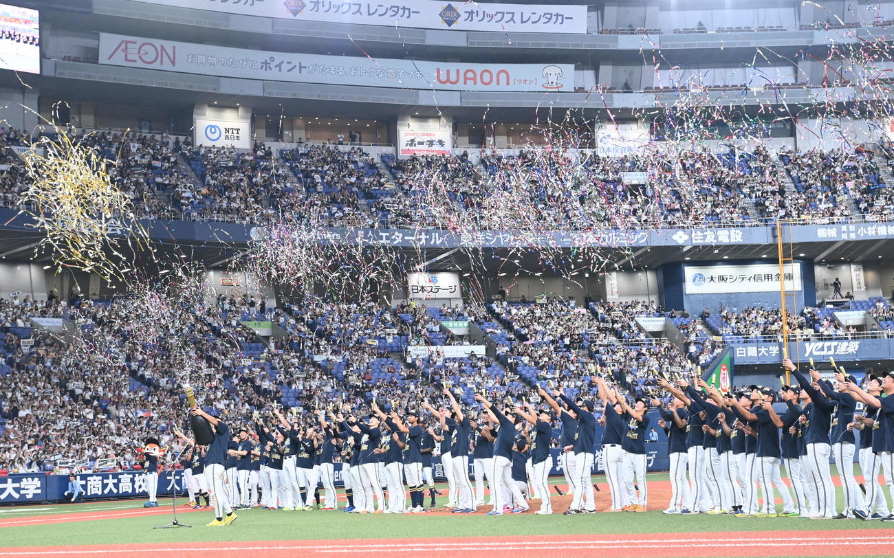 選手会長の杉本の音頭でクラッカーを鳴らすオリックスナイン（撮影・和賀正仁）