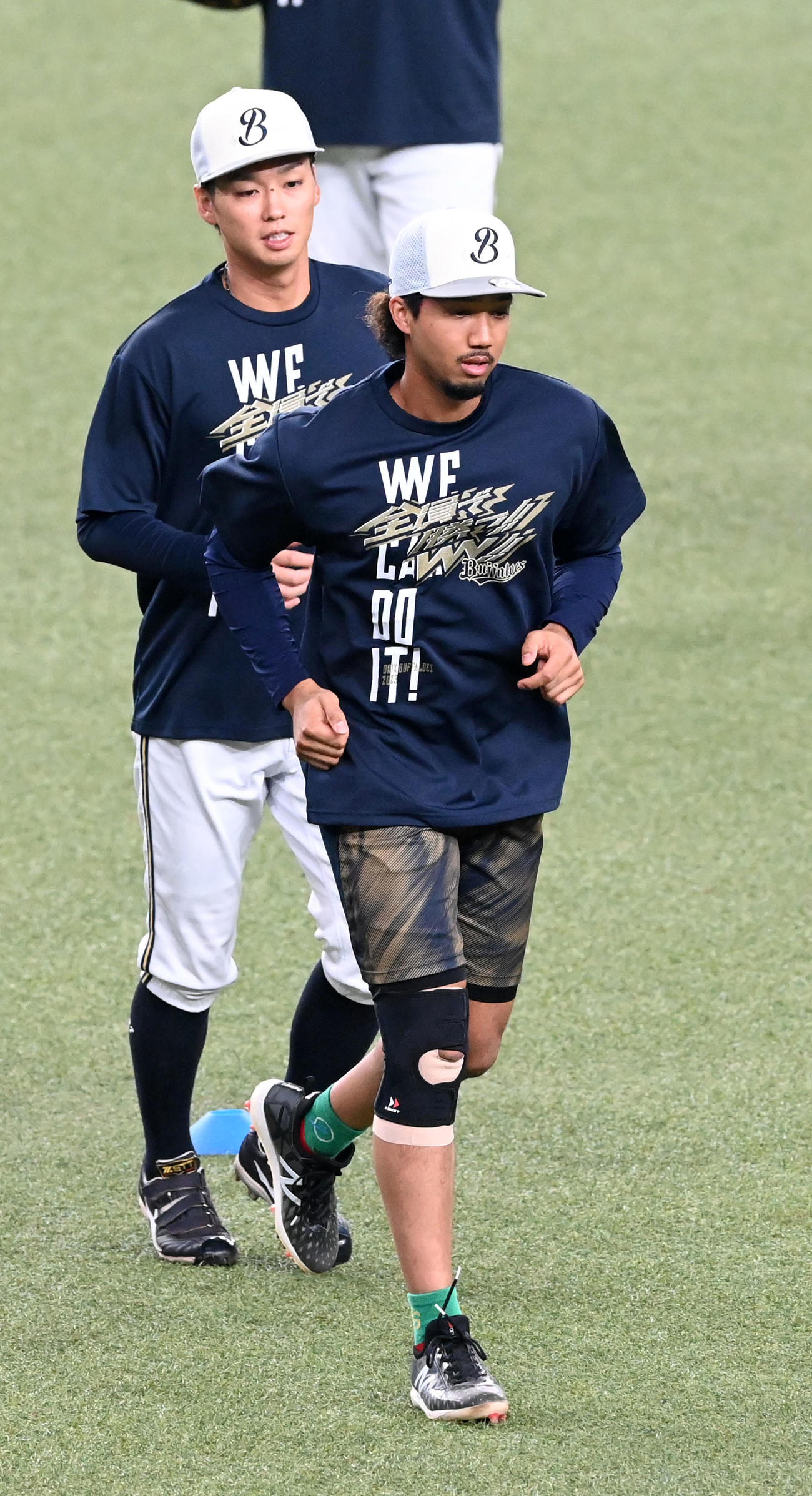 オリックス対ロッテ　テーピングとサポーター姿で練習を行う宗（撮影・前岡正明）