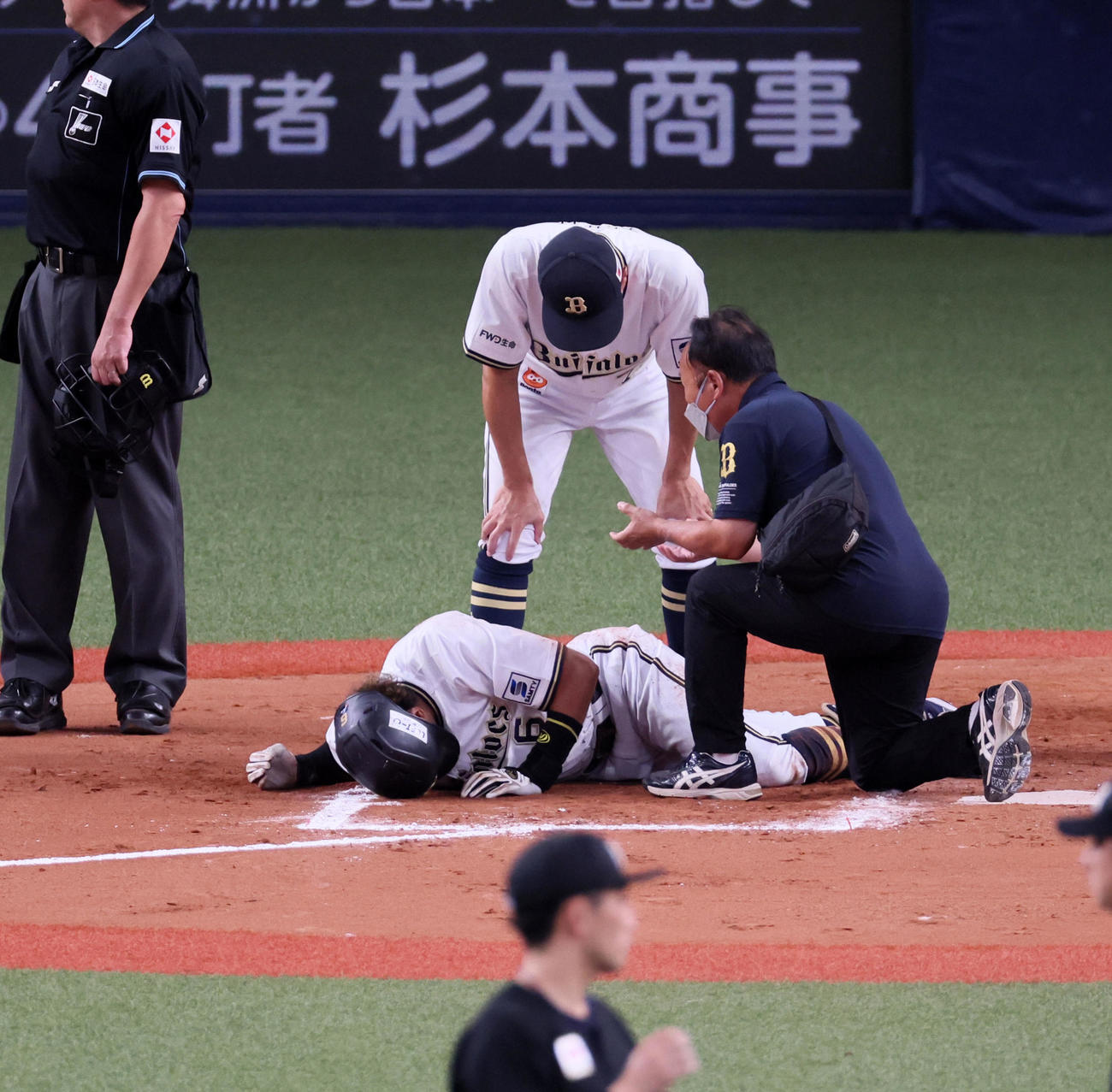 オリックス対ロッテ　6回裏オリックス1死二、三塁、宗は自打球を当て転倒しそのままセデーニョへ負傷交代となる（2023年9月19日撮影）