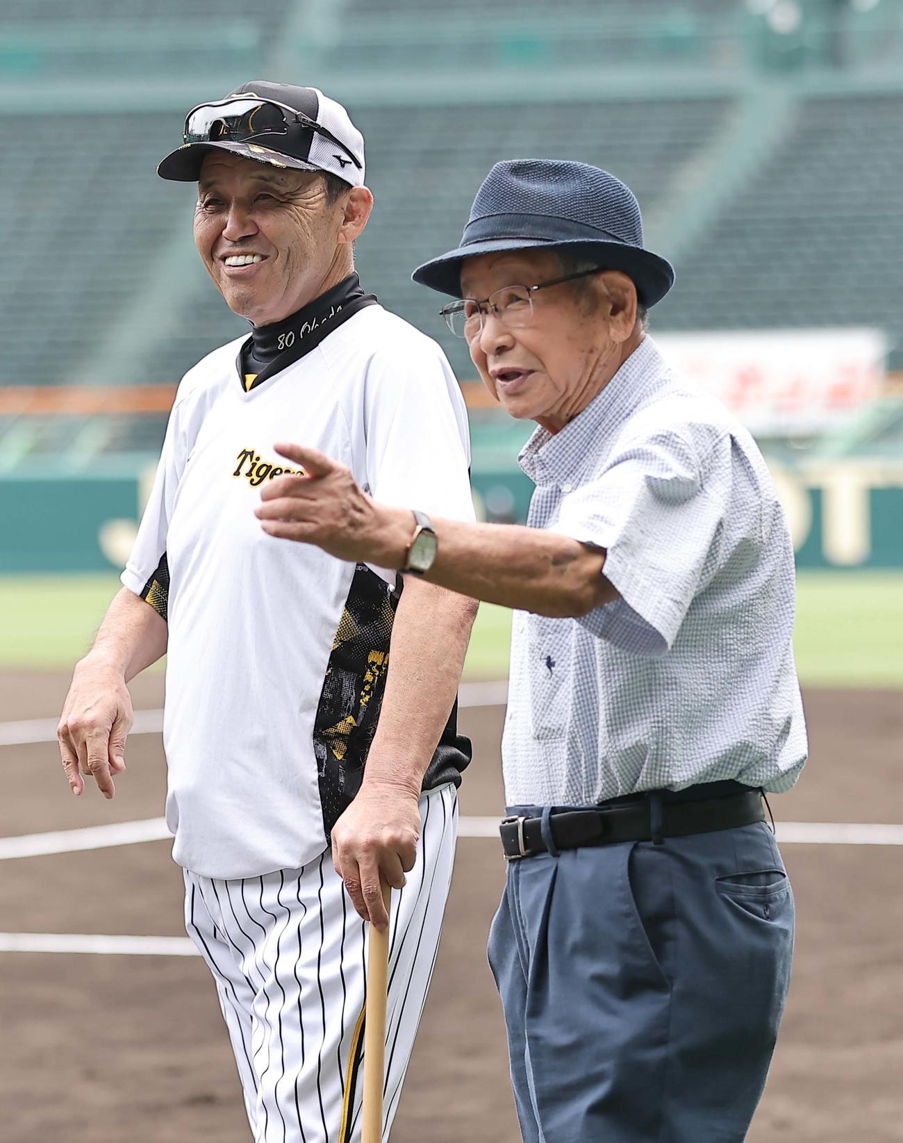 岡田監督（左）は吉田氏と談笑する（撮影・上田博志）