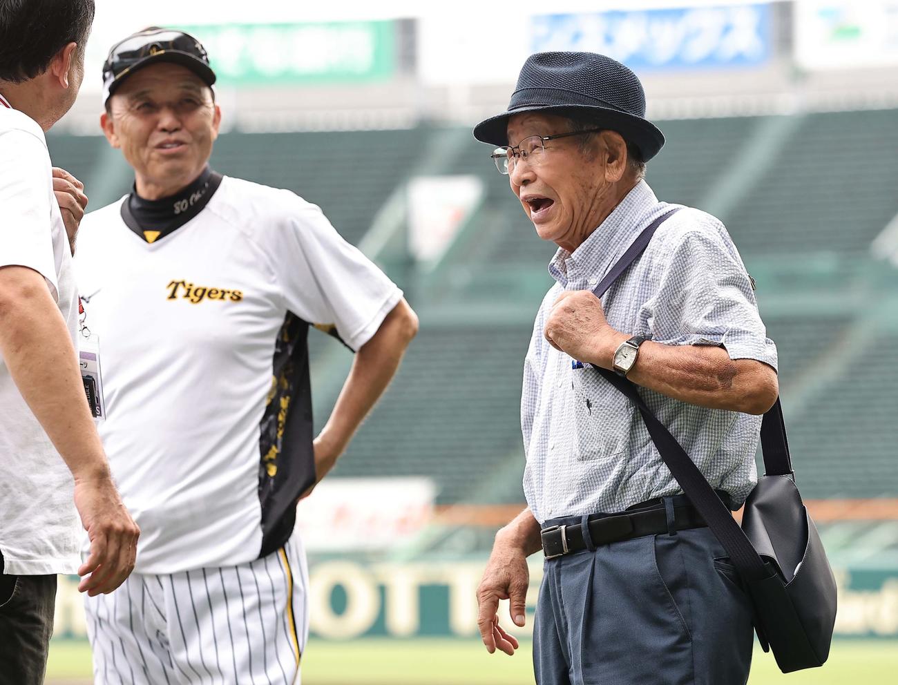 岡田監督（左）と話をする吉田氏（撮影・上田博志）