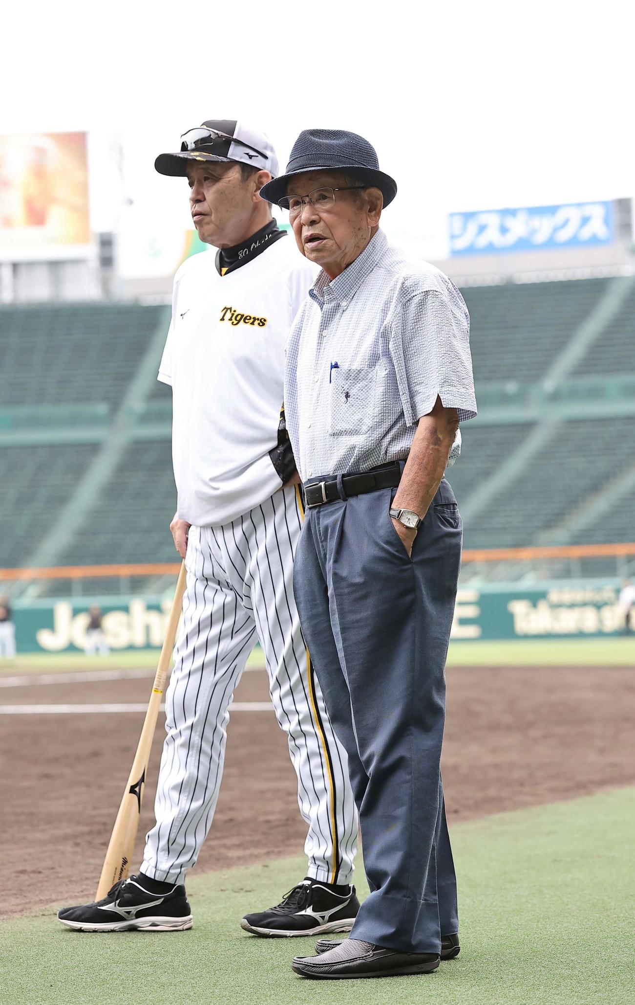 甲子園球場を訪れた吉田氏（右）は岡田監督と話をする（撮影・上田博志）