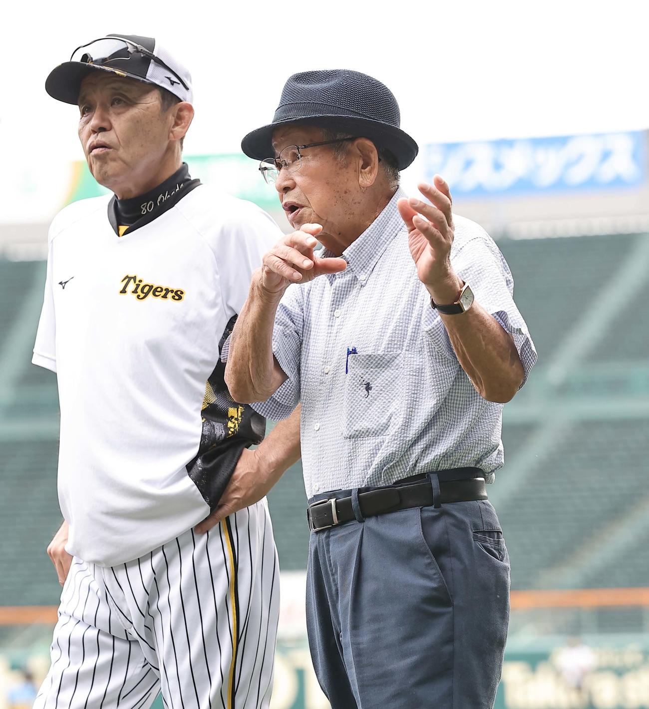 甲子園球場を訪れた吉田氏（右）は岡田監督と話をする（撮影・上田博志）