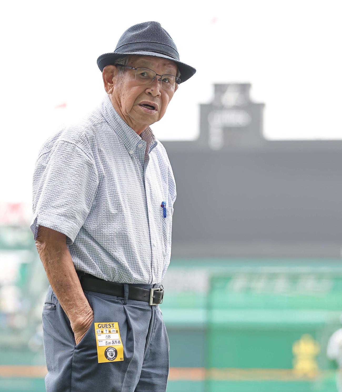 甲子園球場を訪れた吉田氏（撮影・上田博志）