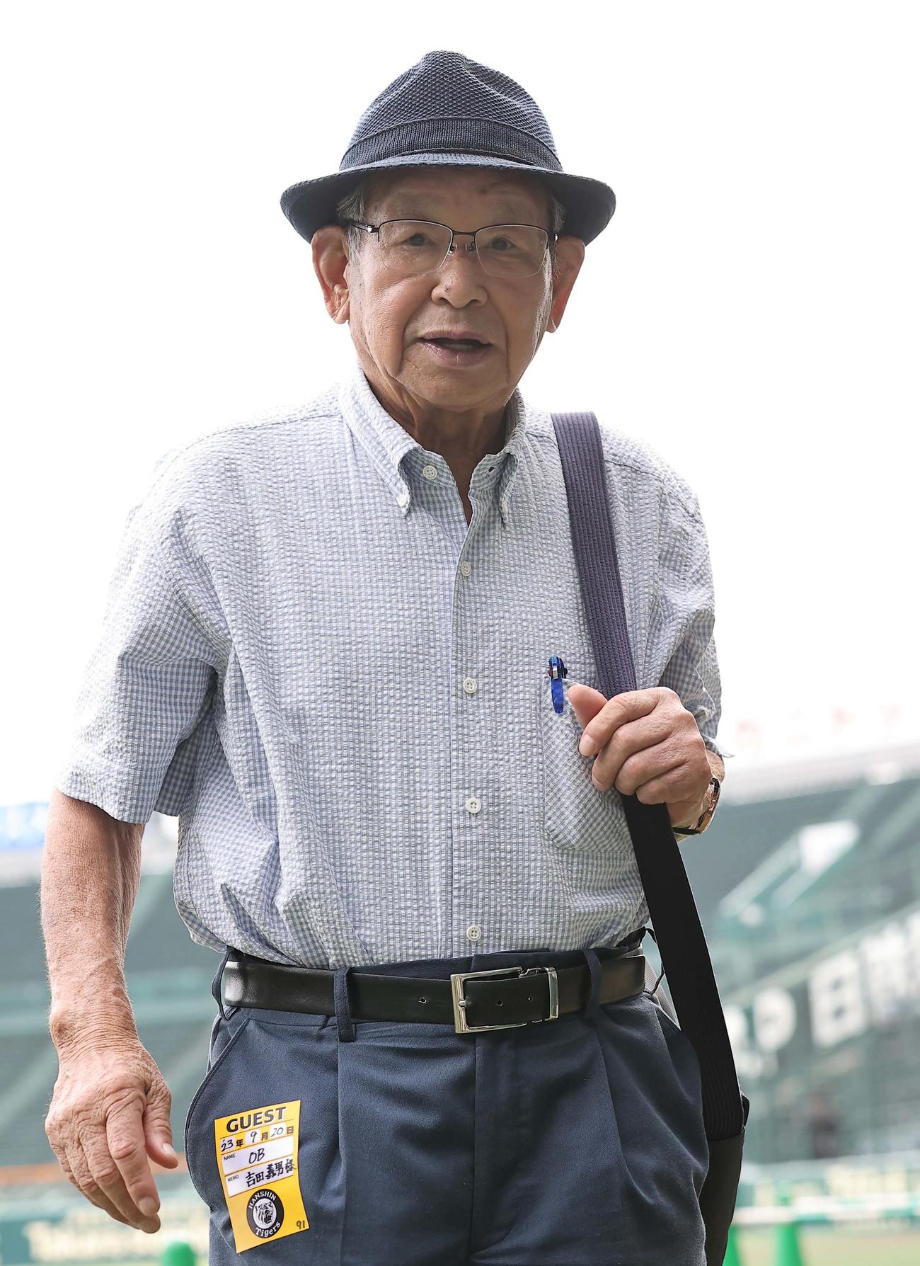 甲子園球場を訪れた吉田氏（撮影・上田博志）