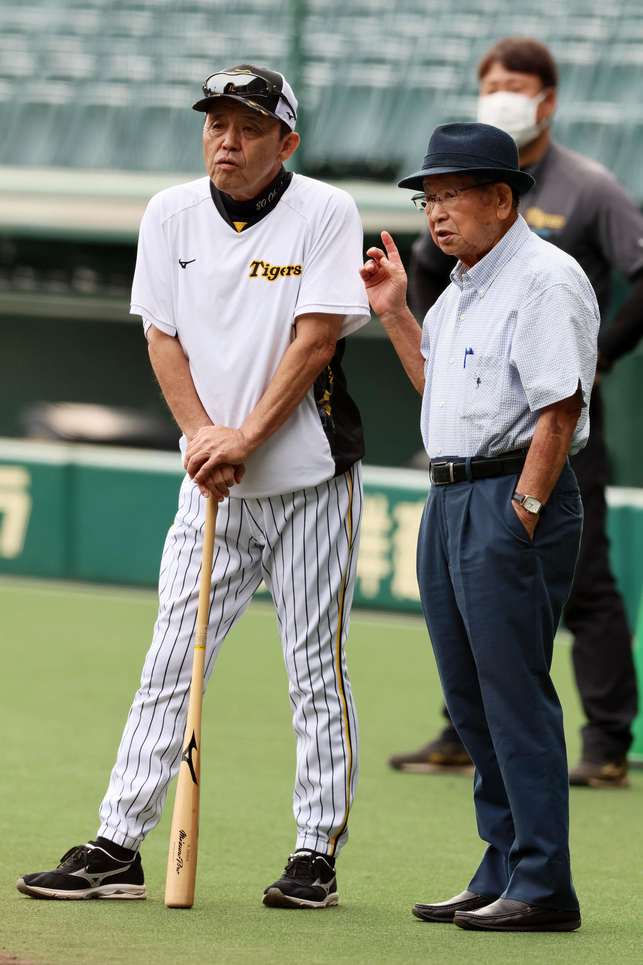 阪神対巨人　練習を見る岡田監督（左）と日刊スポーツ評論家の吉田氏（撮影・加藤哉）