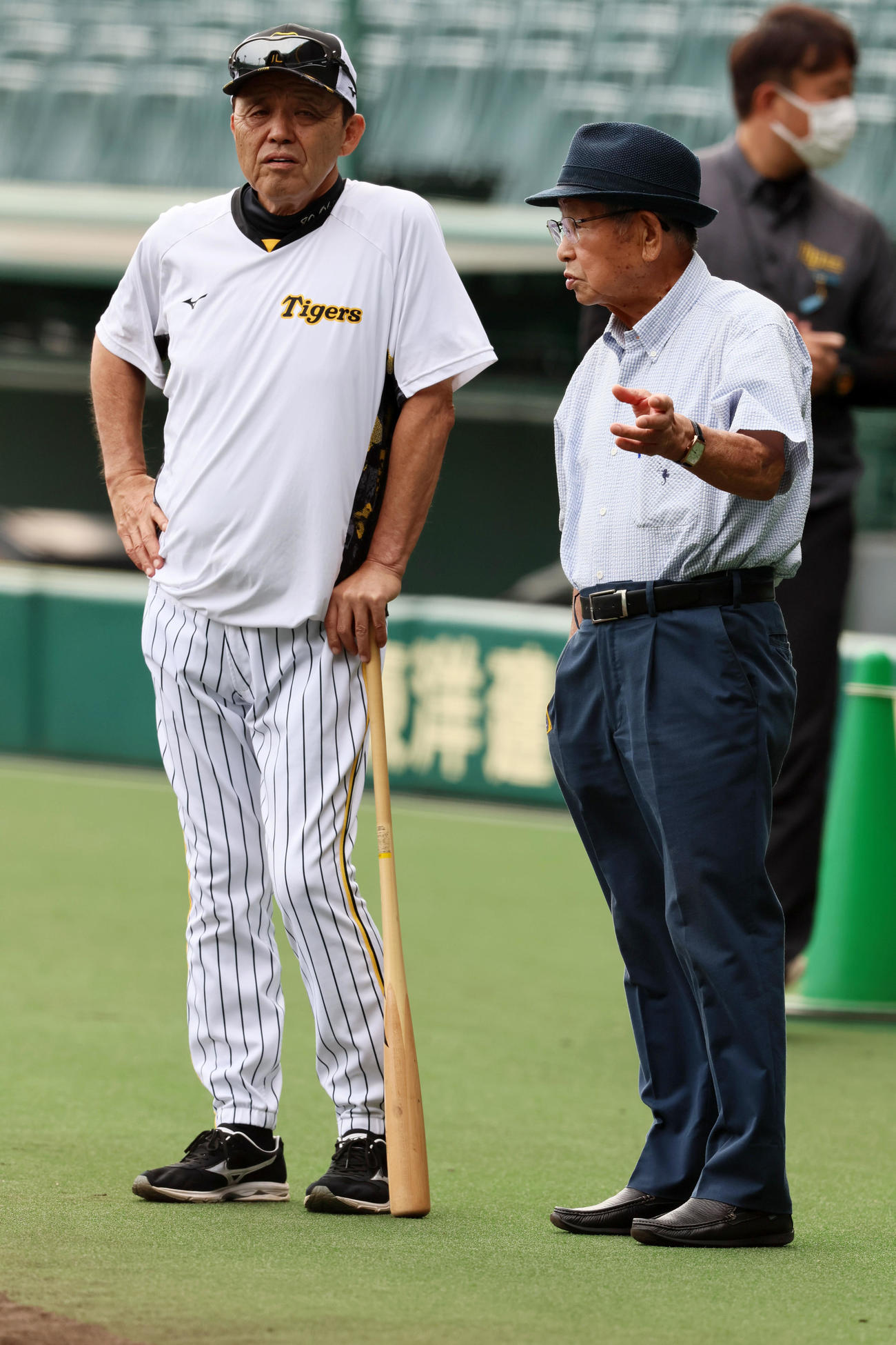 阪神対巨人　練習を見る岡田監督（左）と日刊スポーツ評論家の吉田氏（撮影・加藤哉）