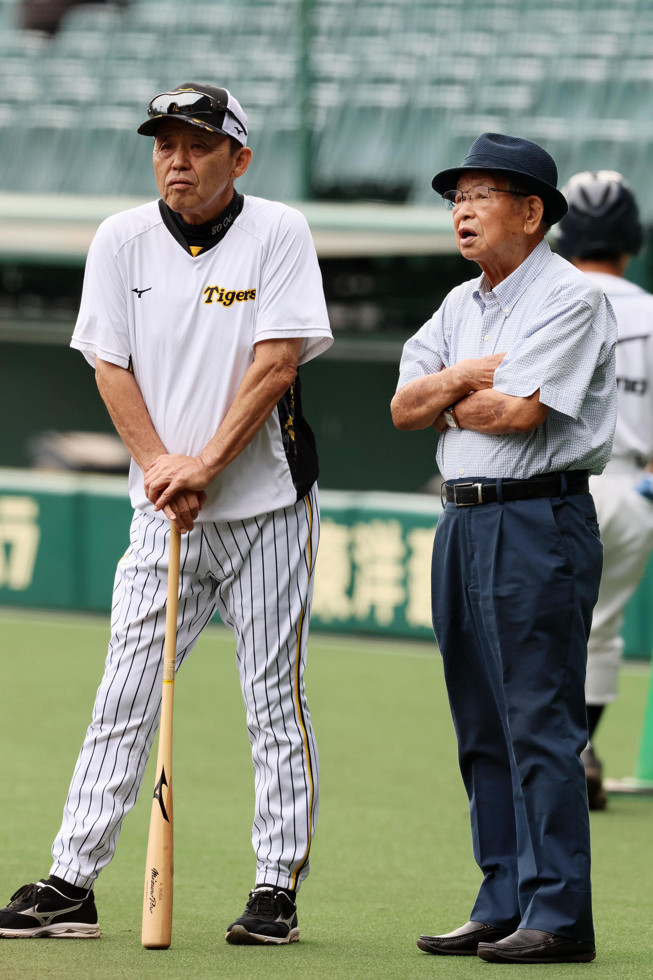 阪神対巨人　練習を見る岡田監督（左）と日刊スポーツ評論家の吉田氏（撮影・加藤哉）