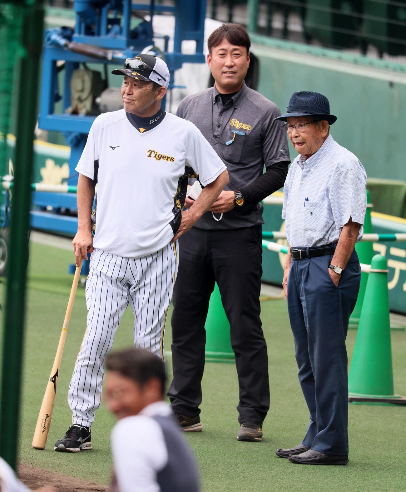 阪神対巨人　練習を見る左から岡田監督、藤原監督付広報、日刊スポーツ評論家の吉田氏（撮影・加藤哉）