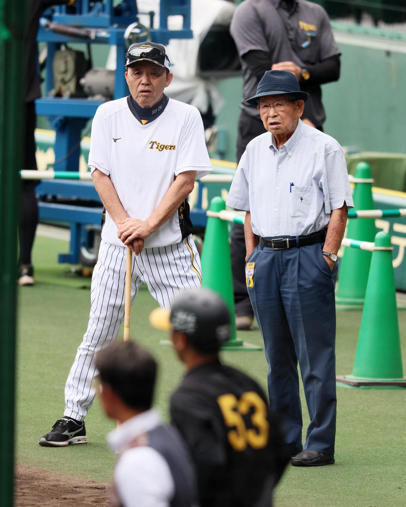阪神対巨人　岡田監督（左）と練習を見る日刊スポーツ評論家の吉田氏（撮影・加藤哉）