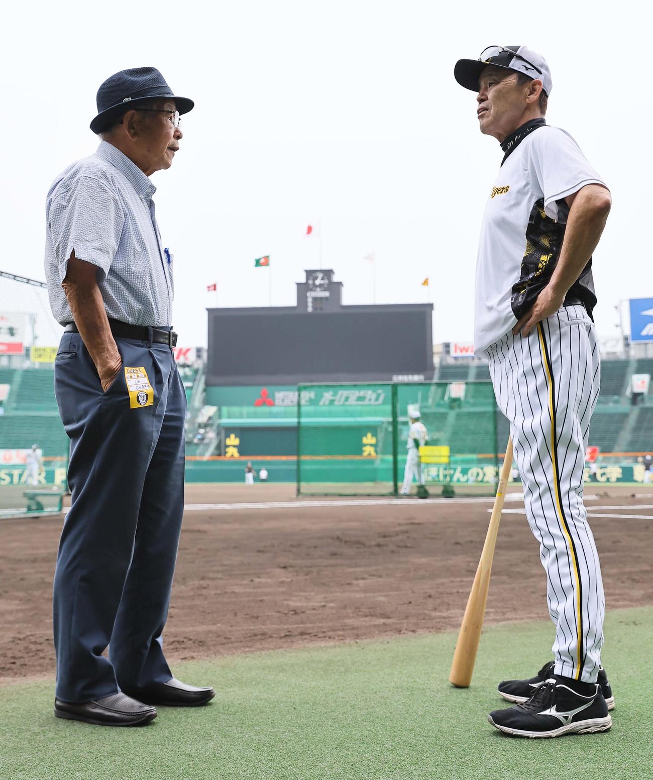 甲子園球場を訪れた吉田氏（左）は岡田監督と話をする（撮影・上田博志）