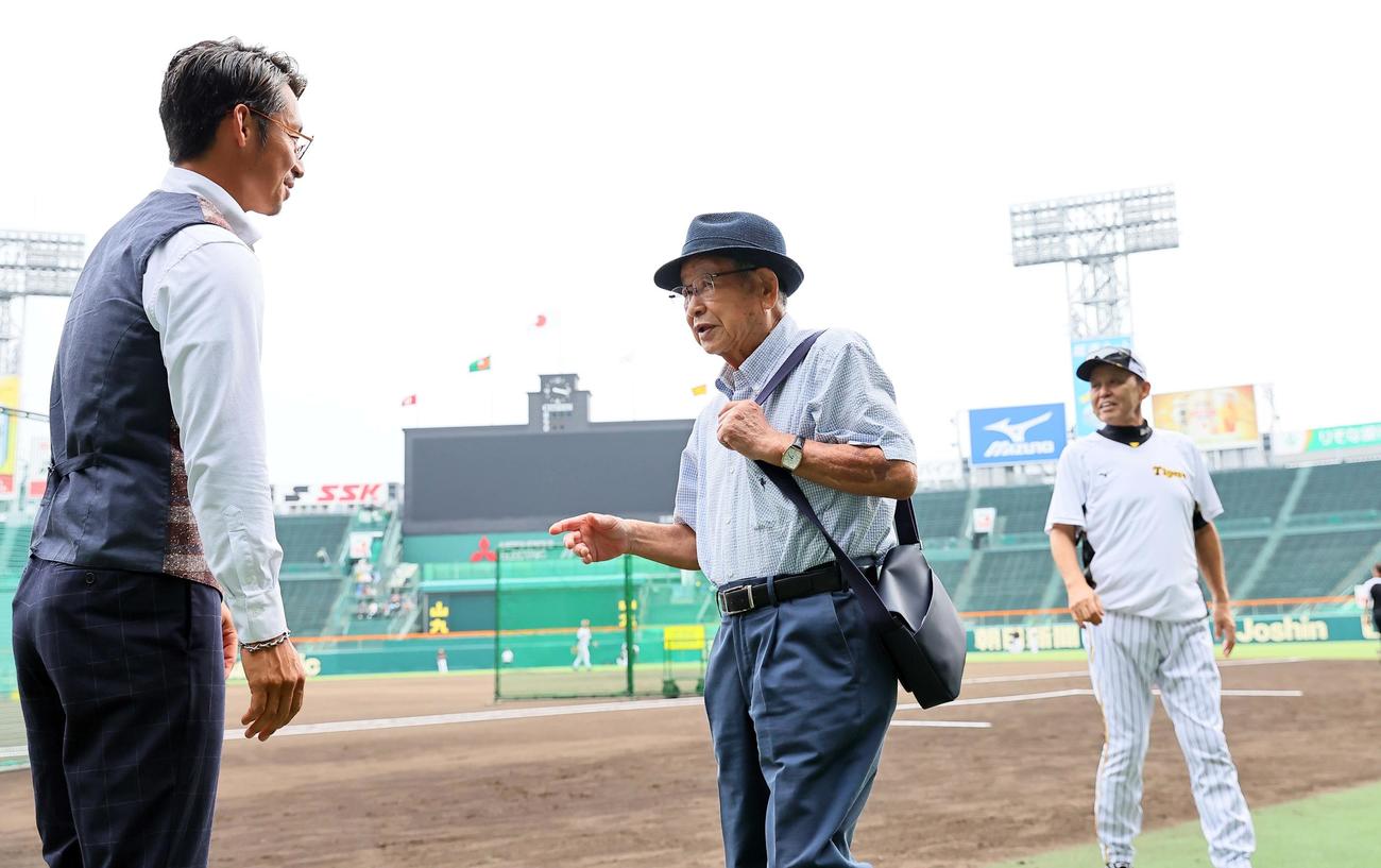 甲子園球場を訪れた吉田氏（中央）は鳥谷氏（左）岡田監督と話をする（撮影・上田博志）