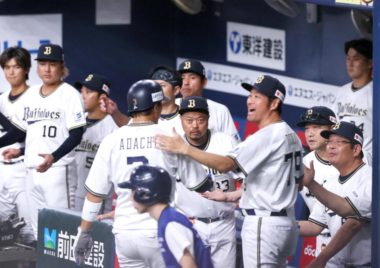 2023年9月19日のロッテ戦で先制生還の安達（手前）を出迎える中嶋聡監督（右から2人目）ら