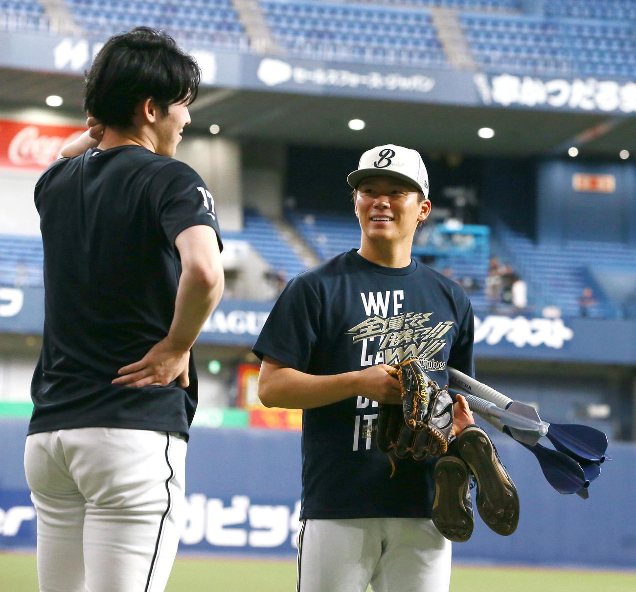 オリックス対ロッテ　試合前の練習でロッテ佐々木朗（左）と笑顔で話すオリックス山本（撮影・上山淳一）