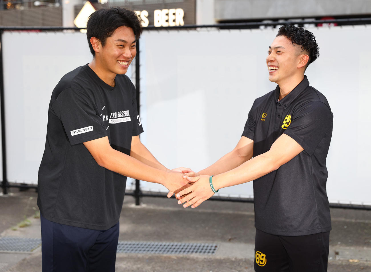 初対面のあいさつをする楽天渡辺（左）とB1仙台渡辺（撮影・垰建太）