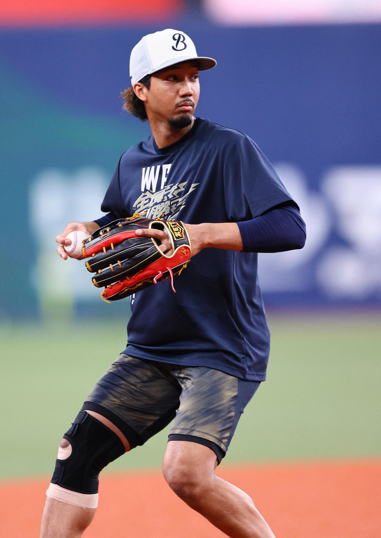 オリックス対ロッテ　試合前の練習でノックを受けるオリックス宗（撮影・上山淳一）