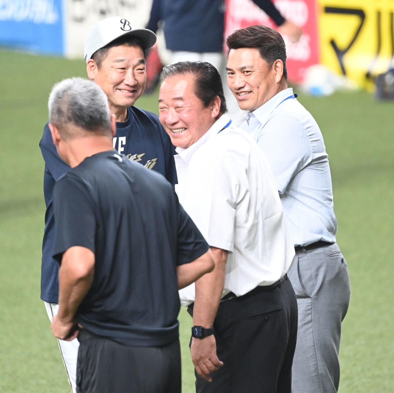 オリックス対ロッテ　試合前に談笑する左奥からオリックス中嶋監督、梨田昌孝氏、井口資仁氏（撮影・和賀正仁）