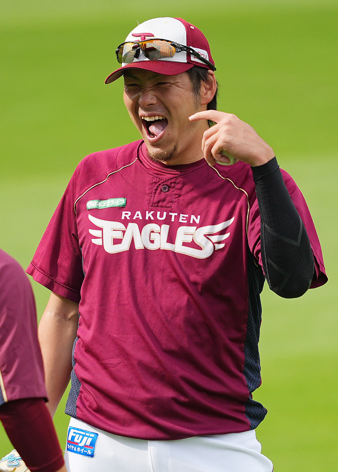 楽天対ソフトバンク　試合前練習中、笑顔を見せる楽天塩見（撮影・垰建太）