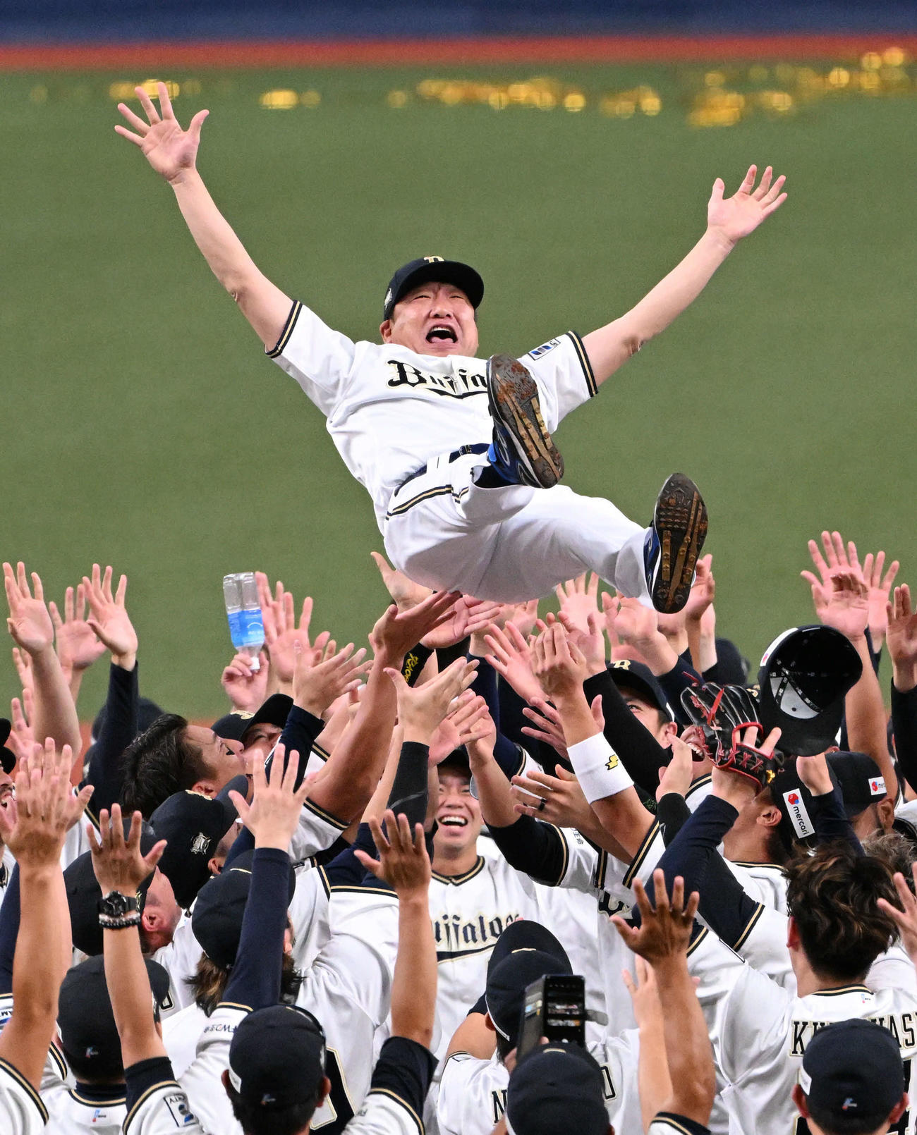 パ・リーグ3連覇を果たし胴上げされるオリックス中嶋監督（撮影・石井愛子）